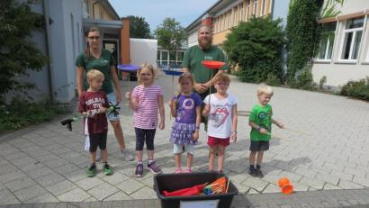 Bild: jzk
Die beiden Betreuer Lucas Raithel und Antonia Schindler (hinten von rechts) studierten mit den Kindern kleine Kunststücke für eine Zirkus-Show ein.