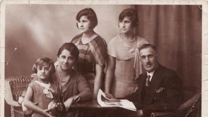 Bild: Stadtarchiv
Ruth Prager (Dritte von links) war 1932 als Praktikantin in der Haushaltsschule Wolfratshausen tätig, zu der aktuell eine Ausstellung in der Synagoge läuft. Die junge Frau gehörte zur letzten in Sulzbach-Rosenberg verbliebenen jüdische Familie des Viehhändlers David Prager in der Rosenberger Straße 20. Er hatte als Gemeindevorsteher auch die Verhandlungen mit der Stadt wegen des Verkaufs der Synagoge geführt. Das Bild zeigt die Familie Prager 1932 mit (von links) Sophie, Mutter Klara, Ruth und Martha, die bereits 1934 in die USA auswanderten, und Vater David Prager.