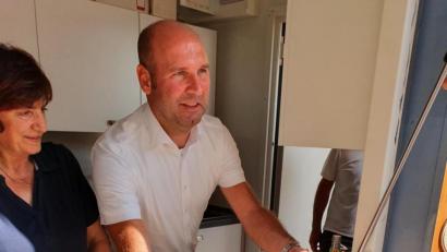 Bild: exb
Zweiter Bürgermeister Thomas Neidl packte bei der Eis-Aktion selbst mit an. Gemeinsam mit der Pächterin des Kiosks, Elisabeth Richter, wurde der Bestand in den Kühltruhen binnen weniger Minuten dezimiert.
