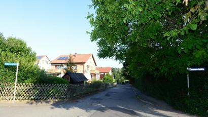 Bild: bey
Die Zottbachstraße (Mitte) mit ihren Abzweigen Hubertusstraße (links), Fasanenstraße (rechts), Jägerstraße (unterhalb rechts) sollen mit einem Aufwand von rund einer Million Euro ausgebaut werden. Außerdem werden die Kanalisation und die Wasserleitung ganz oder teilweise neu verlegt sowie ein Leerrohr für eine spätere Breitbandversorgung mit eingebaut.