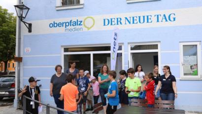 Bild: Gerhard Götz
Mit Presseausweis, Stift und Kamera machten sich die Kinder und Jugendlichen zur Foto-Safari durch die Stadt auf.