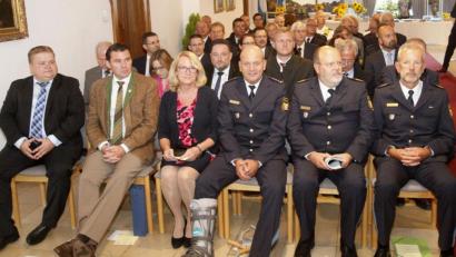Bild: Hirsch
Erster Polizeihauptkommissar Egid Viehauser (Mitte, zusammen mit Ehefrau Gabi) wurde von den Präsidenten Thomas Schöniger und Norbert Zink sowie Landrat Thomas Ebeling und Bürgermeister Thomas Gesche (von rechts) in den Ruhestand verabschiedet.
