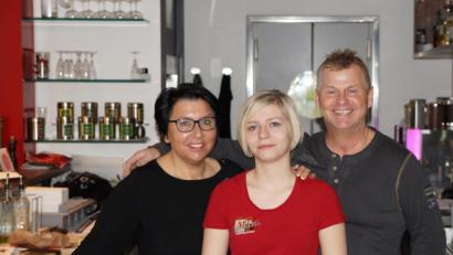 Bild: zim
Hildegard, Alexandra und Gerhard Hanauer sin din der Gastronomie erfolgreich. Das Bild entstand beim Abschied vom "MP 12".