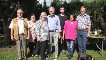 Bild: wro
Otto Muckenschnabl freut sich über die Glückwünsche zum 80. Geburtstag. Im Bild (von links) Zweiter Bürgermeister Fritz Holm, Seniorenbeauftragte Irmgard Hegen, Helga und Otto Muckenschnabl, Enkel Dominik, Indira Shresta-Fischer und Uwe Muckenschnabl.