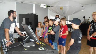 Bild: ld
Reges Interesse hatten die Kinder an den Vorführungen im BayernLab in Wunsiedel. Der KAB-Ortsverband hatte diesen Tag für die Brander Kinder organisiert.