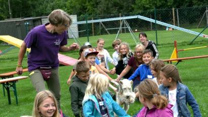 Bild: Stadt Marktredwitz/exb
Die Kinder waren in die Übungen der Hunde eingebunden.