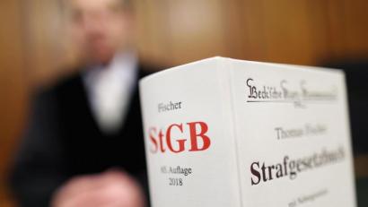 Bild: Oliver Berg/dpa 
Ein Müllwagenfahrer, der einen Zaun beschädigt hat, stand jetzt in Amberg vor Gericht. Ein ungewöhnliches Verfahren.