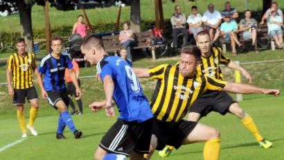 Bild: heh
Der SV Kulmain (im Bild attackiert Andreas Zeltner den Weidener Florian Reich) brachte in der Vorwoche die SpVgg SV Weiden II an den Rand einer Niederlage. Nun geht die Reise zum SV Etzenricht.