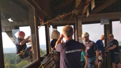 Bild: eib
Nicole Schafbauer lässt sich bestens gesichert von der Bergwacht Schönseer Land vom Böhmerwaldturm abseilen.