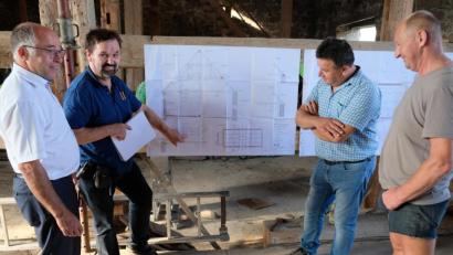 Bild: do
Diplom-Ingenieur Anton Landgraf (Zweiter von links) erläutert den Eigentümern Gerhard Diepold (Zweiter von rechts) und Georg Schraml (rechts) sowie Bürgermeister Albert Nickl (links) den Stand der Bauarbeiten und die weiteren Baumaßnahmen.