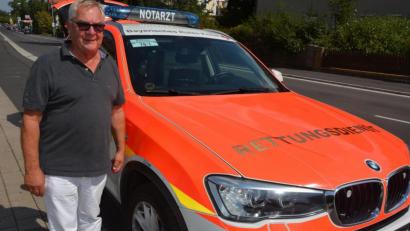 Bild: jr
Dr. Wolfgang Fortelny ist mit dem Notarztwagen oft im Einsatz.
