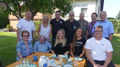 Bild: rn
Zu seinem 85. Geburtstag lassen nicht nur die Ehefrau, Kinder und Enkelkinder Willi Gradl hochleben. Zum Gratulieren reihen sich auch auf (von rechts): dritter Bürgermeister Klaus Lehl, Ludwig Schneider, dritter Vorsitzender des Frohsinn, Seniorenbeauftragter Udo Müller und die Vorsitzenden der Krieger- und Soldatenkameradschaft Manfred Dörner und Andreas Betzl.