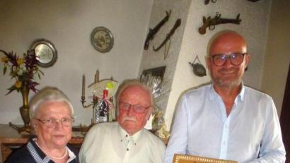 Bild: mad
Geburtstagsjubiliar Gerhard Riederer (Mitte) überraschte das Marktoberhaupt mit einem ganz besonderen Schnitzwerk.