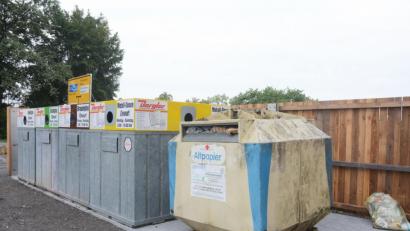 Bild: Gabi Schönberger
Auf dem neuen Containerstellplatz können die Neustädter Flaschen, Papier und Dosen abgeben. Gelbe Säcke, wie rechts im Bild, sind hier nicht erlaubt.
