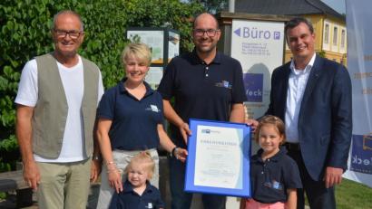 Bild: jr
Mit einer Ehrenurkunde gratulierte die IHK der Firma Weck zum 130-jährigen Bestehen. Im Bild Florian Rieder (rechts) von der IHK-Geschäftsstelle Weiden mit Eberhard Kirchner sowie Carmen und Johannes Kirchner (von links) und deren Töchter Constanze (links) und Charlotte.