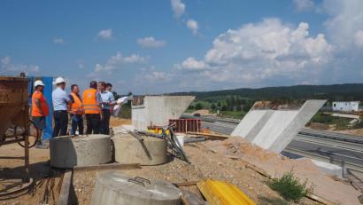 Bild: bl
Wie riesige Arme aus Beton und Stahl strecken sich die schrägen Brückenteile den Tragflächen entgegen, die ab Donnerstag, 19. September, die A 93 bei Perschen überspannen sollen. Dazu wird der Verkehr auf der Autobahn kurzzeitig angehalten.