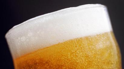 Bild:  Marius Becker/dpa 
Im Bier "Franken Bräu Pilsener Bügelverschluss" mit dem Haltbarkeitsdatum 5. Mai 2020 hat die Brauerei Franken Bräu Reste von Reinigungsmitteln (Lauge) festgestellt. Außerdem warnt Gustoland vor Kunststoff in manchen Produkten von "Metzgerfrisch Leberwurst-Kugeln fein, 200 g".