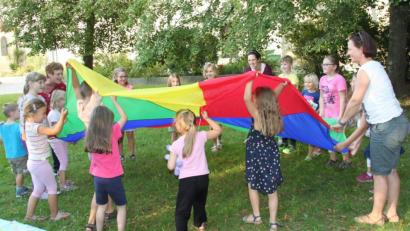 Bild: ohr
Das Angebot „Bücherei“ im Rahmen des Schwarzenfelder Kinderferienprogramms stieß auf ein reges Interesse. Vor allem die Spiele im Freien auf dem Rasenplatz zwischen Rathaus und der Marienkirche begeisterte die Mädchen und Buben. Das gemeinsame Tuchschwingen bereitete besondere Freude.