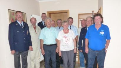 Bild: hme
Gewohnt gesellig: Josef Götz mit seiner Frau Gertraud im Kreise der Gratulanten.