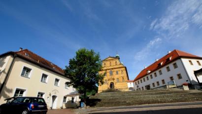 Bild: Stephan Huber
Die Dreieinigkeit auf dem Mariahilfberg (von links): Bergwirtschaft, Gotteshaus und Kloster. Die geplante Erweiterung der Wirtschaft erregt jetzt die Gemüter, vor allem wegen der Auswirkungen auf die anderen beiden Gebäude bzw. deren Nutzung.