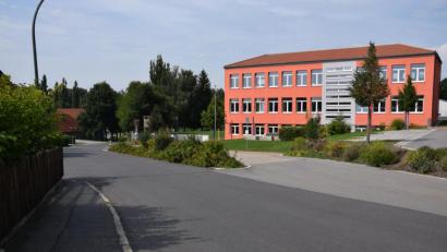 Bild: fla
Der Bereich um die Wolfgang-Caspar-Printz-Grundschule soll noch sicherer werden. Darüber hat sich Rektorin Carina Hartwig einige Gedanken gemacht. Eine Tempo-30-Zone ist nur eine Überlegung