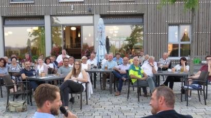 Bild: ubb
Zahlreiche Interessierte lauschten auf der Terrasse des Seenarios den Erzählungen von Stefan Zant (links neben Huberth Rosner).