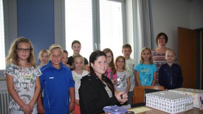 Bild: wro
Anna Bauer zeigte den Mädchen und Jungen, wie das Zaubern funktioniert. Jugendbeauftragte Andrea Hecht (zugleich Zweite Bürgermeisterin, im Bild rechts) half mit und schaute sich manche Tricks ab.