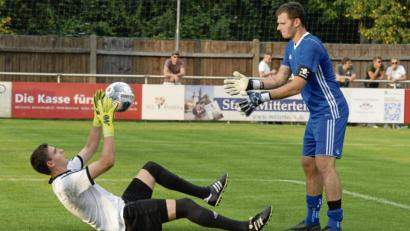 Bild: gb
Die zwei Mitterteicher Torhüter, für die Coach Andreas Lang nicht mit Lob spart: Neuzugang Tim Lauterbach (links) stand beim 6:2-Sieg gegen Herzogenaurach zwischen den Pfosten. Am Samstag gegen Quelle Fürth kehrt Fabian Scharnagl wieder in den Kasten zurück.
