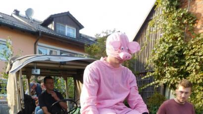 Bild: hai
In Zeulenreuth ist die Kirwa-Sau durchs Dorf getrieben.