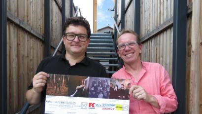 Bild: ubb
Kunsthaus-Vorsitzender Wolfgang Horn und Stellvertreter Markus Braun (von rechts) präsentieren den Flyer, mit dem die nächsten Konzertabende beworben werden.