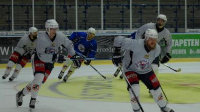 Bild: gb
Nach vielen Trainingsrunden in den letzten Tagen gibt es endlich Spielpraxis für die Cracks der Blue Devils Weiden. Am Samstag um 16 Uhr beginnt in der Hans-Schröpf-Arena das erste Vorbereitungsspiel gegen den tschechischen Drittligisten Mostecti Lvi.