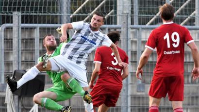 Bild: Büttner, Gerhard
Josef Rodler (gestreiftes Trikot) haut sich voll rein: In der zweiten Hälfte gelang dem SpVgg-SV-Stürmer ein starkes Tor zum 5:1-Endstand.