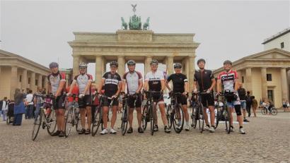 Bild: exb
Zum Bild am Brandenburger Tor (von links): Markus Preisinger, Hubert Beinrucker, Rainer Weiss, Lothar Müller, Rudi Kreuzer, Bernd Büsching, Ronald Flieger und Klaus Haberkorn.