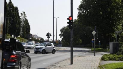 Bild: Petra Hartl
Jetzt müssen alle Autofahrer warten. Einen Grünpfeil, der es möglich macht, die rote Ampel auszutricksen, gibt es am Ziegeltorplatz nicht mehr.