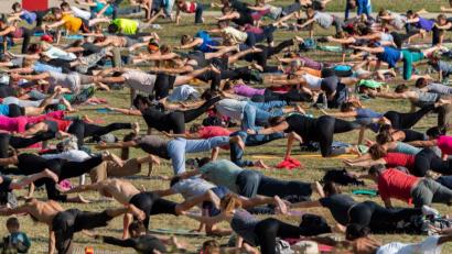 Symbolbild: Robert Michael/dpa-Zentralbild/dpa
Entdeckungen bei Yoga im Park.