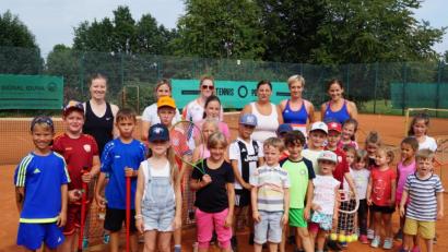 Bild: du
Hoffnungsvolle Talente für den "weißen Sport" sind bei der Ferienaktion der SpVgg-Tennisabteilung unter den 30 Kindern zu sehen. Sie werden von sechs Helferinnen unter der Leitung von Franziska Hammer (hinten, Dritte von rechts) betreut.