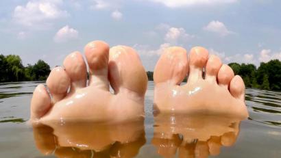 Symbolbild: Hauke-Christian Dittrich/dpa 
Sobald die Wassertemperatur auf über 20 Grad steigt, häufen sich Fälle der Badedermatitis.