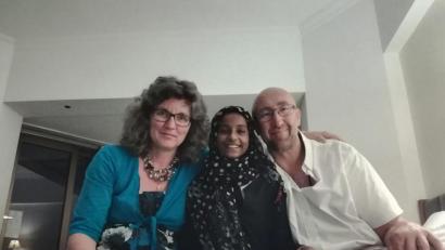 Bild: privat
Nada posiert für ihre Pflegeeltern Stefanie und Hans Weiß mit dem in ihrer Heimat üblichen Kopftuch.