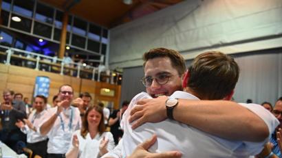 Bild: Nicolas Armer/dpa
Der als neuer JU-Landeschef gewählte Europaparlamentarier Christian Doleschal (links) umarmt den nun ehemaligen JU-Landeschef Hans Reichart.