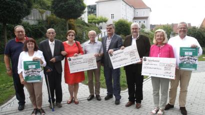 Bild: Hirsch
Oberbürgermeister Andreas Feller (rechts) und die Vertreter des Heimatverbandes der Falkenauer werben für das Jubiläumstreffen in Schwandorf und überreichten im Vorfeld Spenden an gemeinnütziger Vereine.