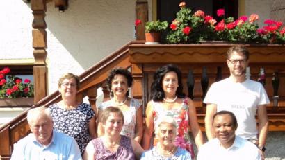 Bild: ksi
Zum 85. Geburtstag gratulierten Maria Scharf (vorne, Dritte von links) neben Angehörigen und Freunden auch Pfarrer Cyprian Anyanwu (rechts) und Bürgermeister Hans Wilhelm (links).