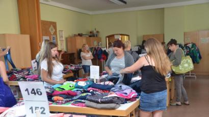 Bild: dob
Richtige Schnäppchen konnten die Kunden beim Herbst- und Winterbasar der Krabbelgruppe "Zwergentreff" ergattern. Das evangelische Gemeindehaus glich an diesem Tag eher einem gut sortierten Kinderwarenhaus.