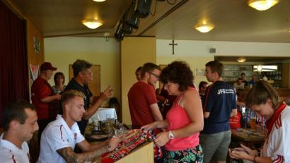Bild: ens
Die Spieler Adam Zrelak, Ondrej Petrak (vorne, von links) und Co-Trainer Eric Orie (stehend) waren Beim 1.FCN-Fanclub Waidhaus zu Gast. Nach der Gesprächsrunde holten sich die Fans die begehrten Autogramme.