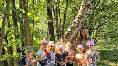 Bild: hl
Elisabeth Zintl zeigte den Kindern ein besonderes Stück Natur.
