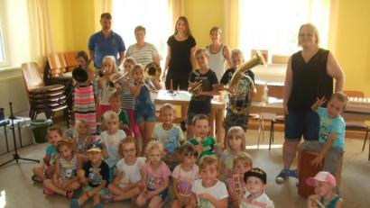 Bild: sei
Die Kinder ab vier Jahren konnten verschiedene Instrumente ausprobieren, Singen und spielen.