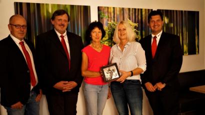 Bild: arw
Geschäftsführer Sandro Galitzdörfer, Martina Leithenmeyer, Dr. Gudrun Graf, Peter Lischka und Andreas Scheuner (von rechts) freuten sich über die gelungen Bilder auch an der Wand.