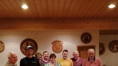 Bild: Josef Geyer
Pokale und Urkunden überreicht (von links) Schützenmeister Josef Geyer an Max Leipold, Anita Brandl, Joachim Kugler, Hildegard Geyer, Thomas Heberl, Josef Schindler und Helmut Meinl.