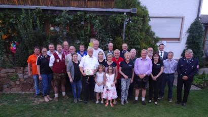 Bild: hm
Georg Holzgartner (im weißen Hemd) feierte mit Familie in großer Runde seinen 70. Geburtstag