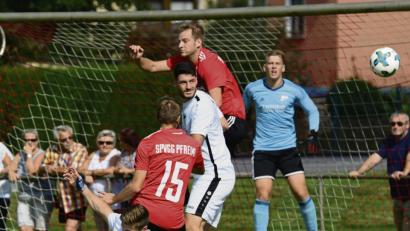 Bild: ham
Der Pfreimder Torwart Michael Herrmann (blaues Trikot) beobachtet gespannt die Szene vor sich, wo die eigenen Spieler Nicholas Schmid (oben/rot) und Maximilian Brunner (Nummer 15) versuchen, die Tegernheimer vom Tor wegzudrängen. Die SpVgg Pfreimd musste auch diesmal wieder den Platz als Verlierer verlassen. 2:0 hieß es am Ende für die Gäste.