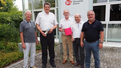 Bild: Bühner
Akteure der Tagung (von links): Verdi-Senioren-Oberpfalz-Vorsitzender Manfred Haberzeth, DGB-Bayern-Abteilungsleiter Ludwig Maier, Leiter Arbeitgeberservice der Agentur für Arbeit Weiden Klaus Gredinger, stellvertretender Sprecher Verdi-Senioren Gerd Nothhaft und Verdi-Betreuungssekretär Udo Hartl.